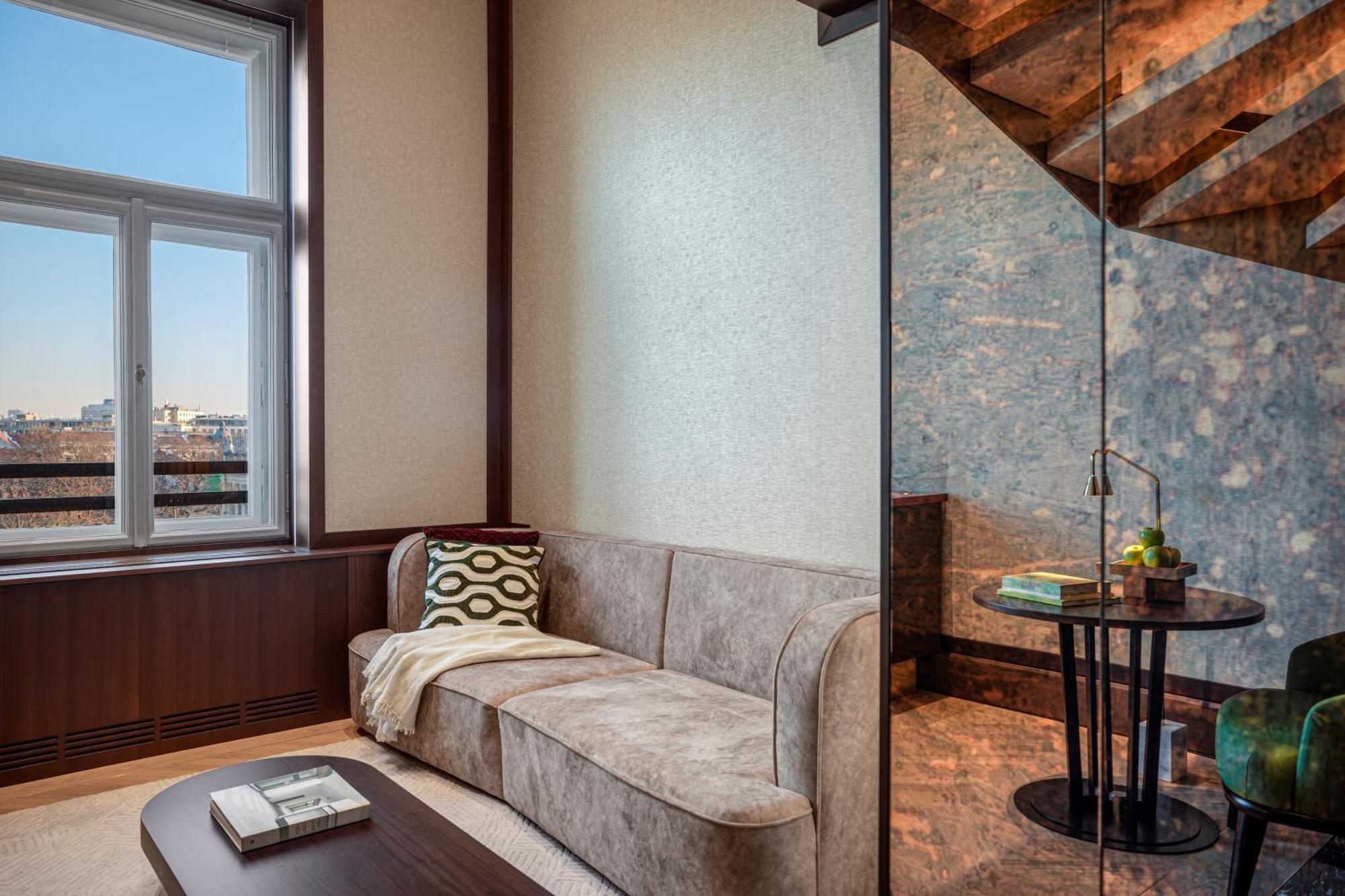 Almanac Palais Vienna Otel Dış mekan fotoğraf A living room at The Standard East Village