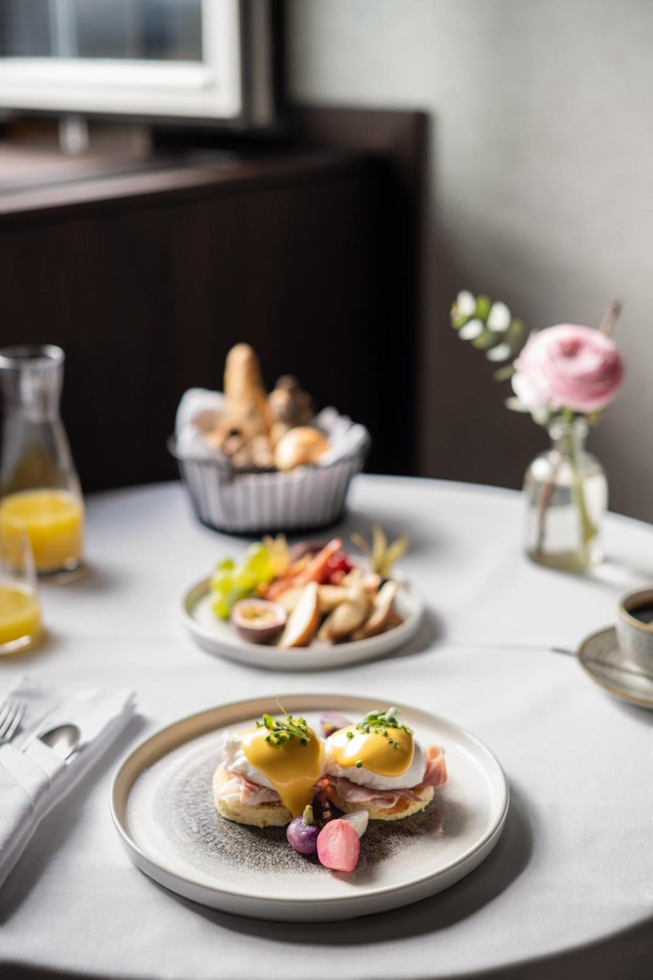 Almanac Palais Vienna Otel Dış mekan fotoğraf A breakfast table