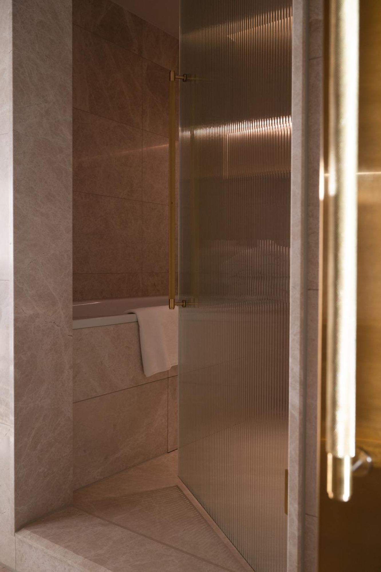 Almanac Palais Vienna Otel Oda fotoğraf A shower door
